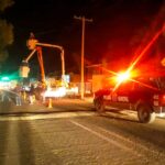 👮🏻✅💡La Secretaría de Seguridad Pública y Vialidad Municipal de Calvillo, brindó apoyo durante los trabajos y maniobras de la instalación del nuevo poste de la CFE que fue dañado en un choque.